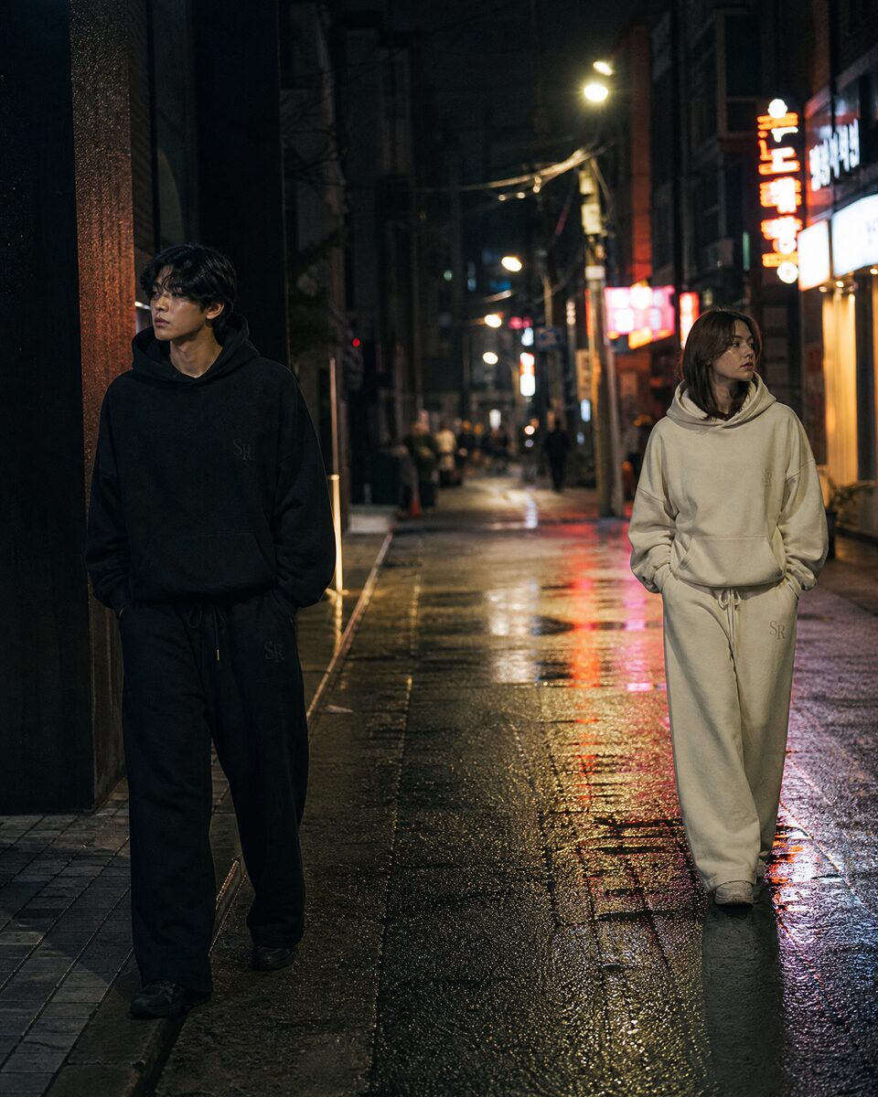 Couple dans une ruelle de Séoul illuminée, la nuit